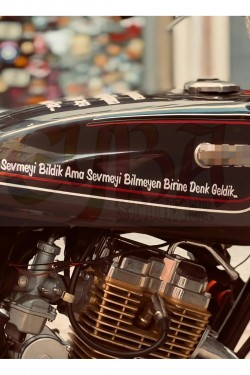 Sevmeyi Bildik Ama Sevmeyi Bilmeyen Birine Denk Geldik... Motorsiklet yazı sticker araç arkası