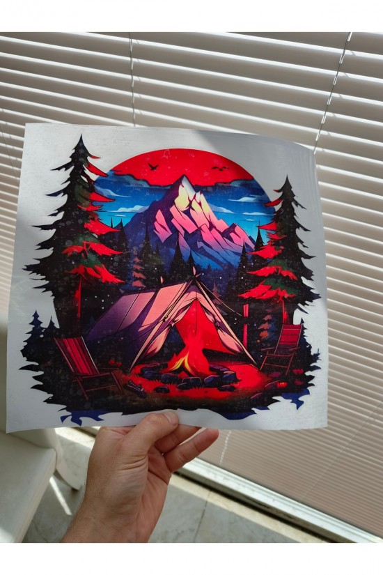 - 30 cm boyutundaki bu kamp karavan manzara sticker, doğa ile iç içe vakit geçirenlerin favorisi olacak.; - Renkli baskı teknolojisi sayesinde canlı ve net görüntüler sunar, dış mekan dekorasyonunuza renk katmanızı sağlar.; İÇ VE DIŞ MEKAN KULLANIMA UYGUN