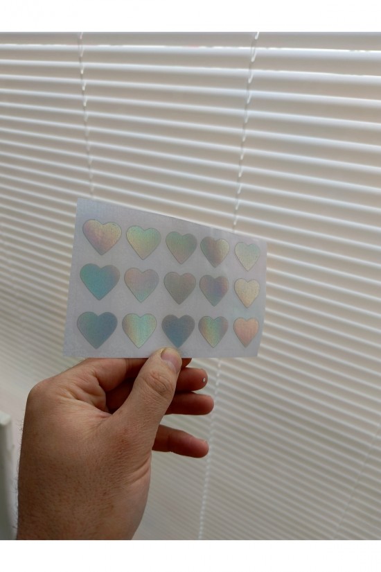 - 15 adet kalp sticker ile sevdiklerinize özel anlarınızı süsleyin.; - Her bir sticker 2 cm boyutundadır, kolayca uygulanabilir ve şık bir görünüm sağlar.; - Hologramlı yapısıyla göz alıcı bir parlaklık sunar ve dikkat çekici detaylar ekler.; -