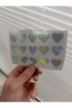 - 15 adet kalp sticker ile sevdiklerinize özel anlarınızı süsleyin.; - Her bir sticker 2 cm boyutundadır, kolayca uygulanabilir ve şık bir görünüm sağlar.; - Hologramlı yapısıyla göz alıcı bir parlaklık sunar ve dikkat çekici detaylar ekler.; -