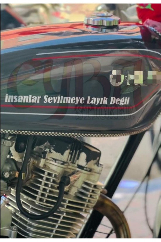 İnsanlar Sevilmeye Layık Değil motorsiklet yazı sticker araç arkası